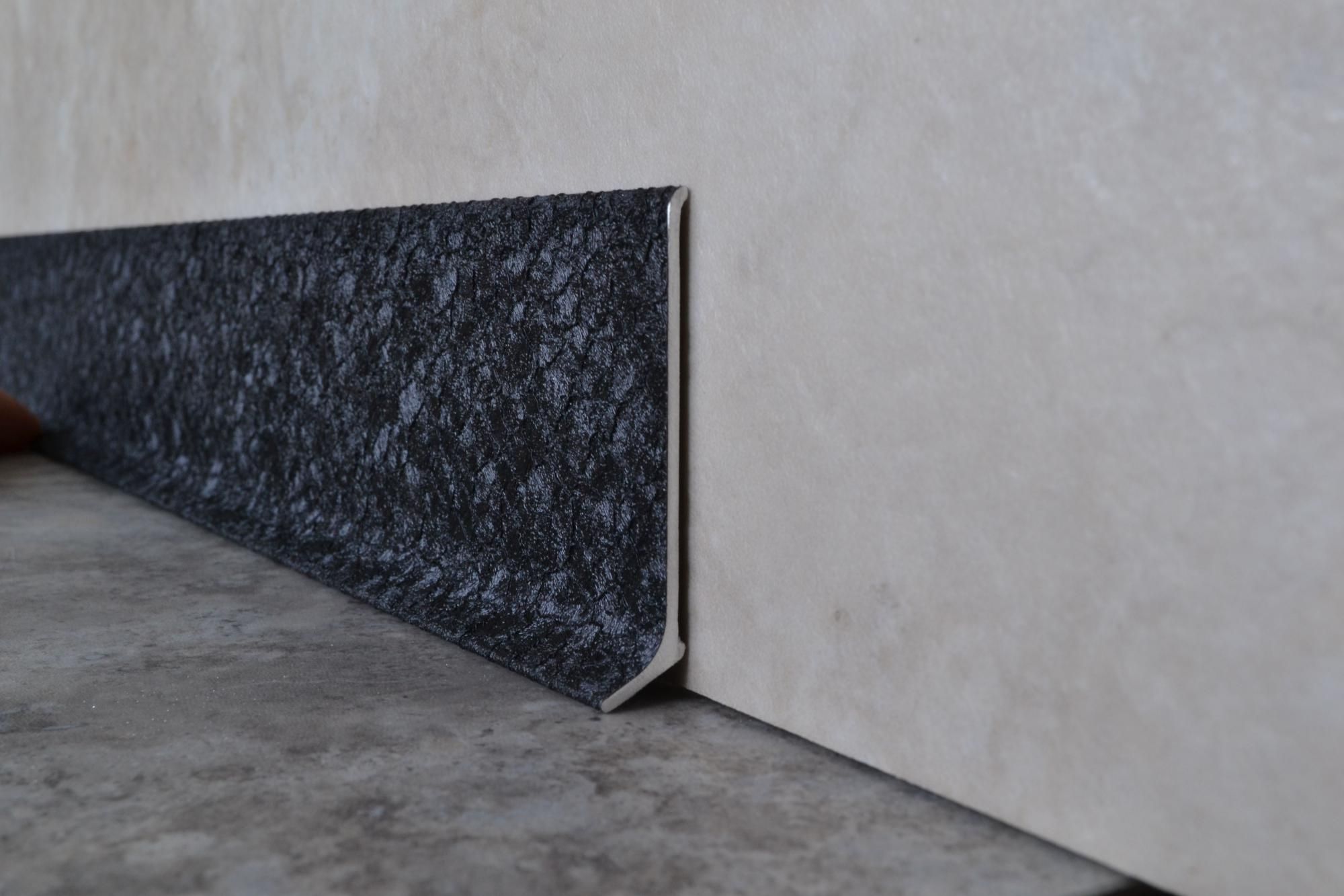 Плинтус алюминиевый L-образный текстура кожи черная (2500*11*60 мм) — купить в Уссурийске