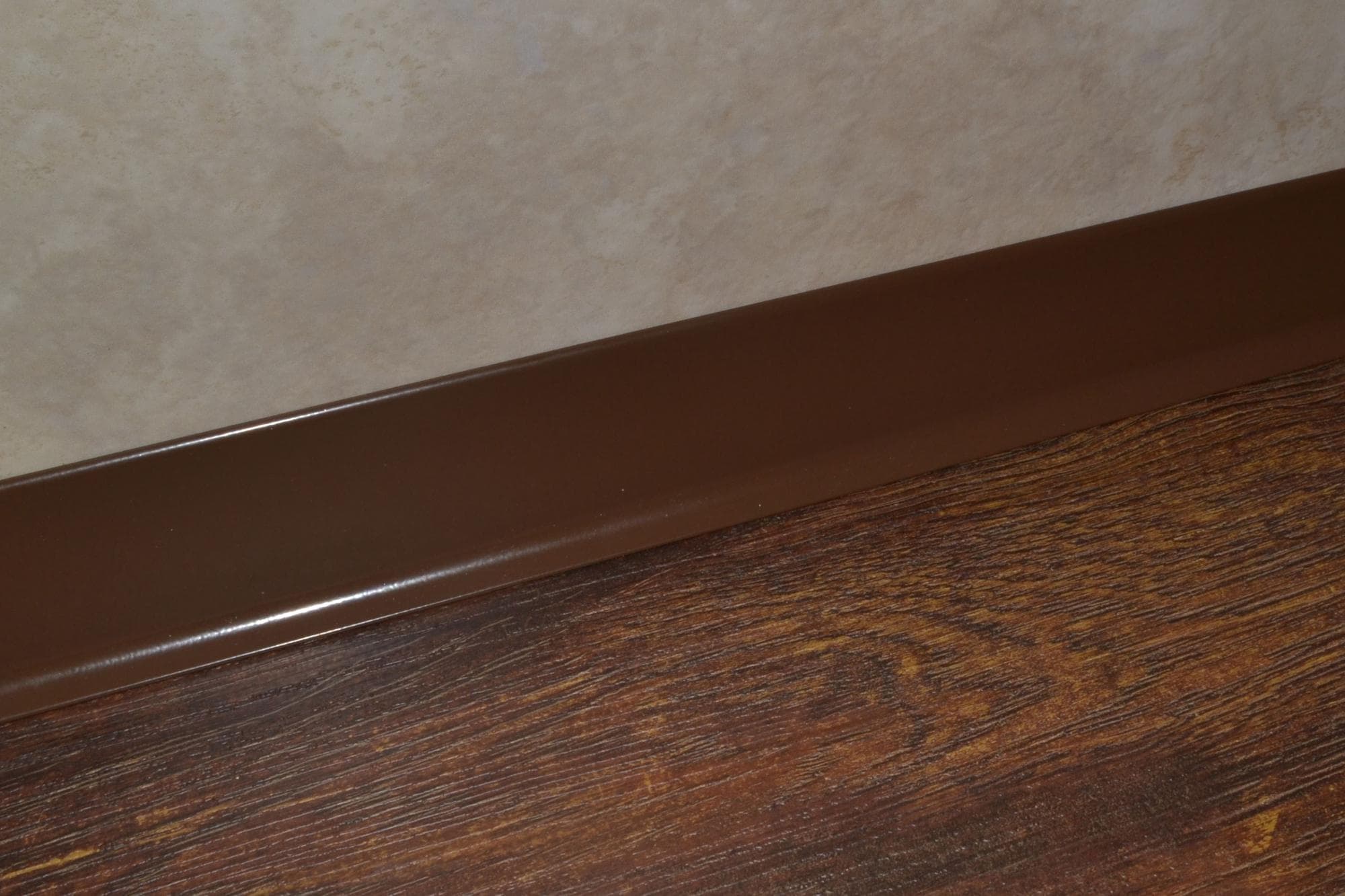 Плинтус алюминиевый L-образный шоколад (2500*11*60 мм) — купить в Уссурийске